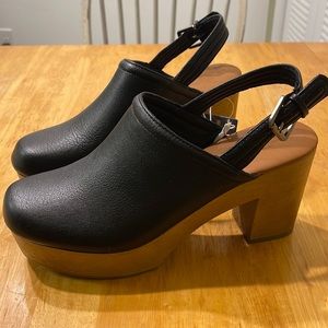 NWT Universal Thread Black Platform Clogs